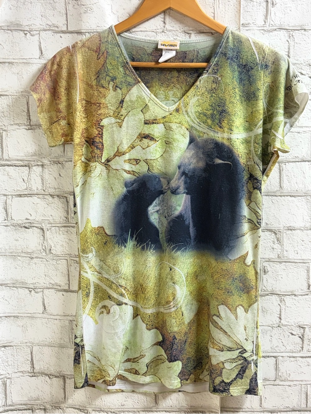 Discovery Wildlife Park Multi-Color V-Neck Short Sleeve Bear Graphic Tee
